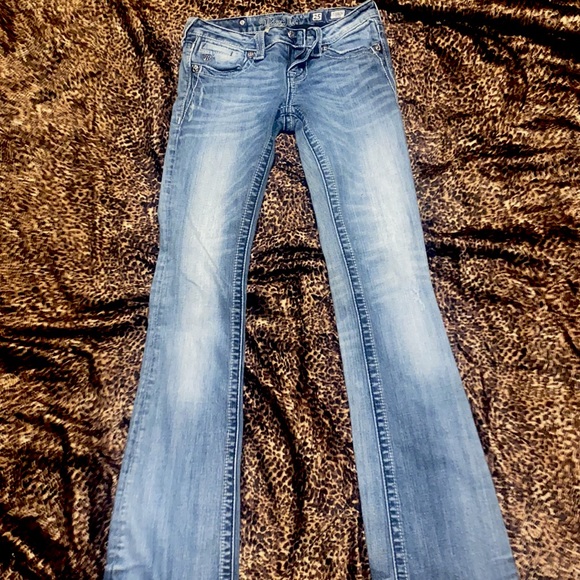Size 25 Low rise Miss Me jeans with Angel Wings design and rhinestones - Picture 3 of 3